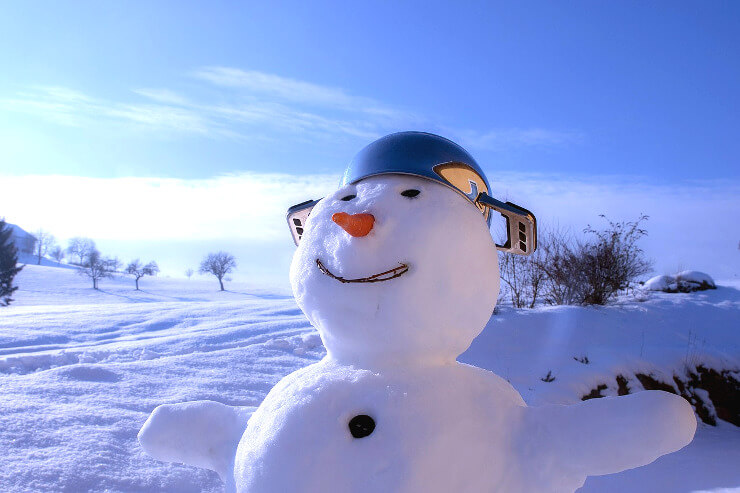 Schneemann mit Topf als Hut