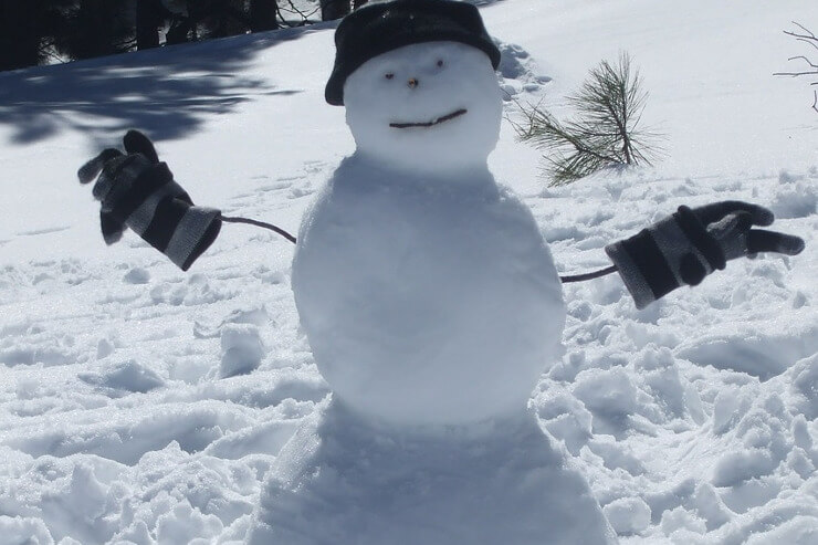 Schneemann mit Handschuhen