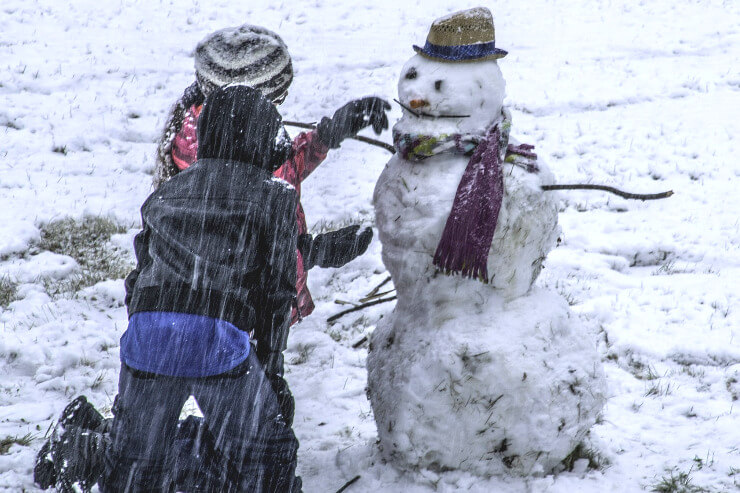 Eifriges Schneemann bauen